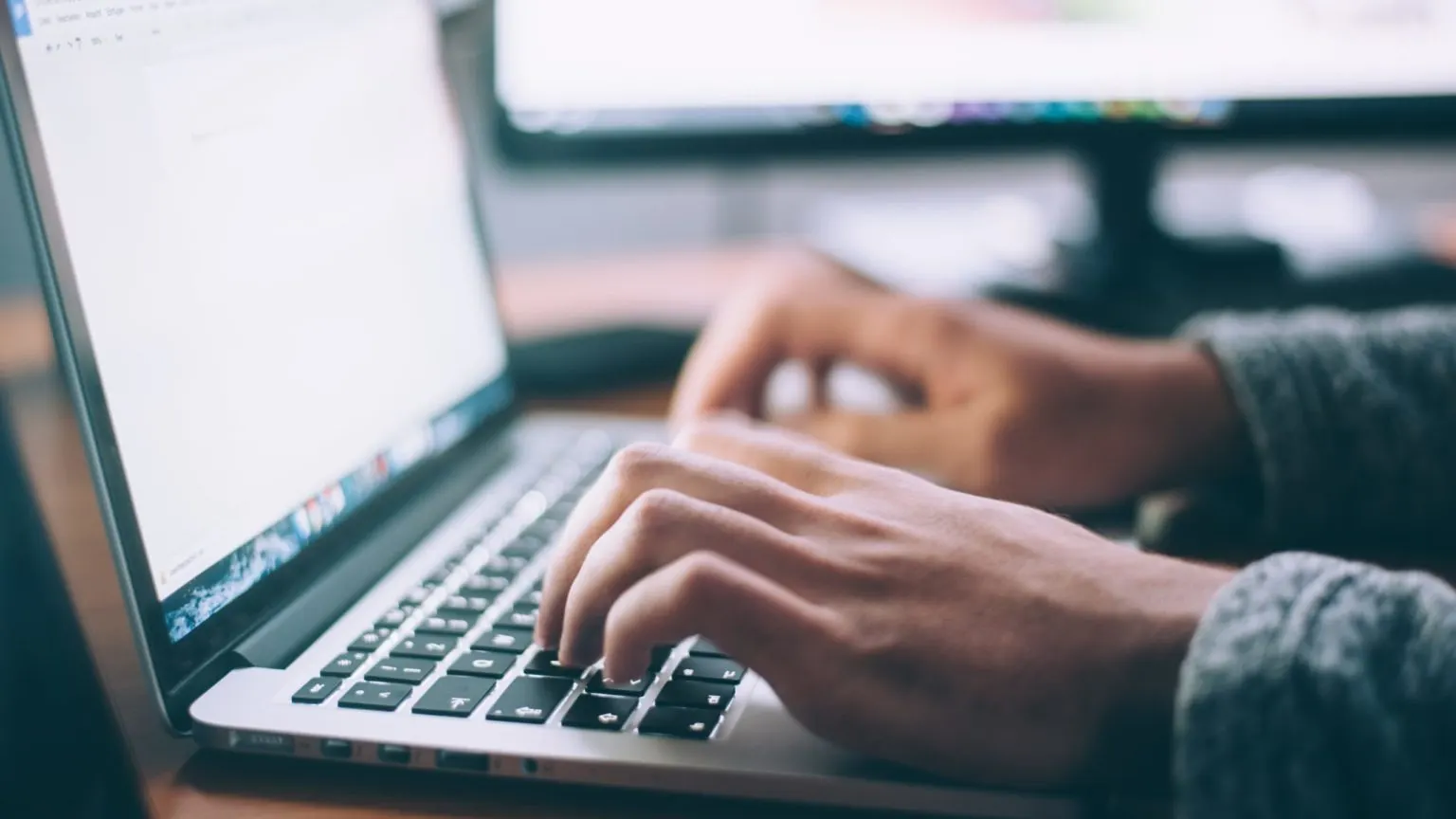 Grammarly agora revisa e reescreve textos em português